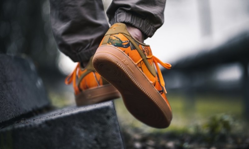 Nike air force 1 low hot sale camo orange